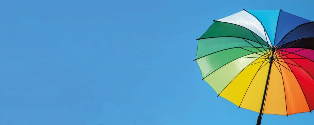 Header Kitajobs fürs Leben Arbeitgeberin Blauer Himmel mit Regenbogen-Sonnenschirm