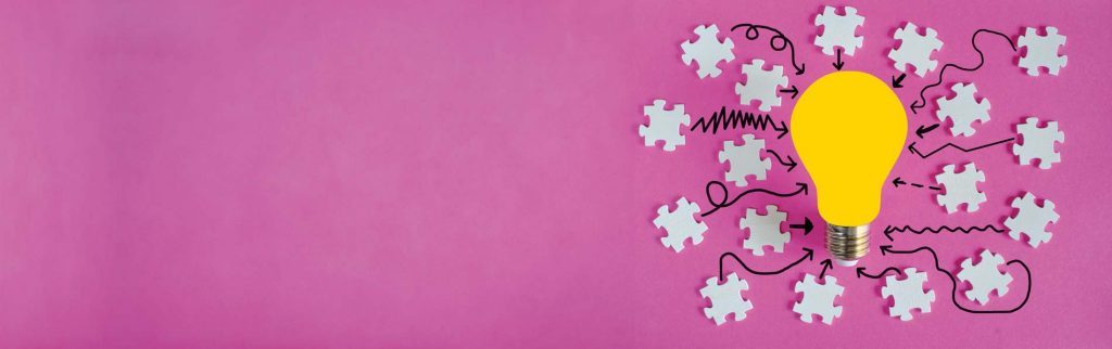 Header Kitajobs fürs Leben Berufserfahrung Pinker Hintergrund mit Glühbirne und Puzzleteilen