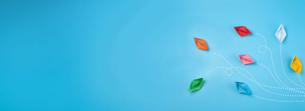 Header Kitajobs fürs Leben Karriere Blauer Hintergrund mit bunten Papierschiffen