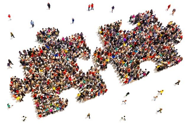Puzzleteile aus vielen Menschen bestehend